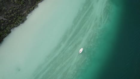 Weißes-Schiff,-Das-Im-Ozean-Nahe-Der-Küste-Von-Mexiko-Schwimmt---Luftaufnahme