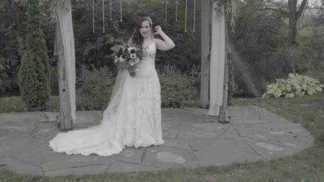 Schöne-Braut,-Die-Blumenstrauß-Hält,-Während-Sie-Auf-Den-Bräutigam-Wartet-Und-Freunde-Bittet,-Sich-Einem-Fotoshooting-Anzuschließen