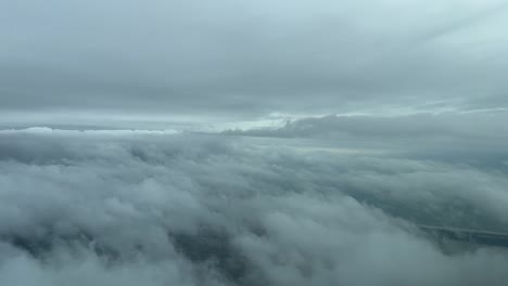 Vista-De-Cabina-Volando-A-Través-De-Capas-De-Nubes-En-Un-Frío-Día-De-Invierno