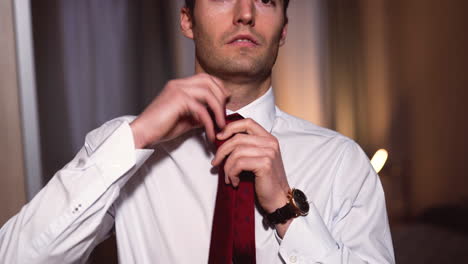 Erfolgreicher-Geschäftsmann-In-Einem-Weißen-Hemd-Bindet-Eine-Rote-Krawatte-Um-Den-Hals