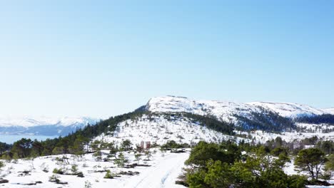 Verschneite-Landschaft-Und-Blick-Auf-Die-Hügel-Von-Blaheia,-Nordland-Norwegen-Während-Der-Wintersaison-Mit-Blick-Auf-Eine-Klare-Himmelsluftaufnahme