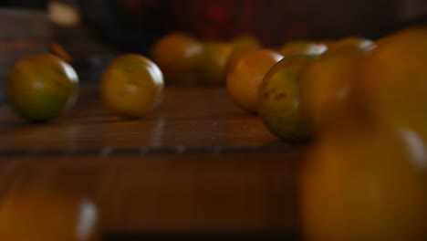 Oranges-on-the-conveyor-belt-falling-fast