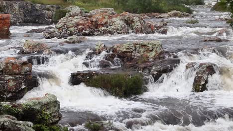 Statische-Aufnahme-Von-Wildwasser,-Das-Sich-Bildet,-Während-Es-über-Felsen-Fließt