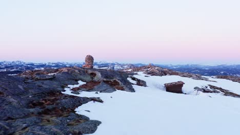 Montaña-Rocosa-Parcialmente-Cubierta-De-Nieve-Durante-El-Invierno-Al-Amanecer-En-Blaheia,-Noruega