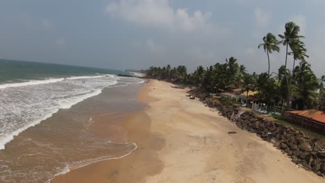 Fpv-Luftaufnahmen-Des-Breiten-Sandstrandes-Mit-Großer-Ankommender-Welle-In-Der-Bucht-Der-Wunderschönen-Insel,-Sri-Lanka