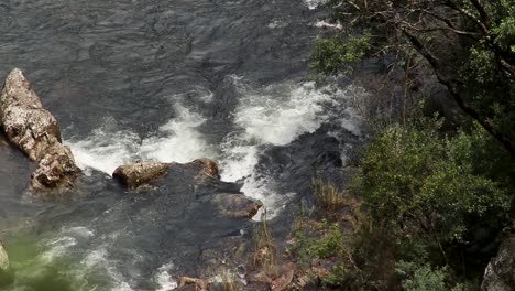 Statische-Aufnahme-Von-Wildwasser,-Das-Sich-über-Felsen-In-Einem-Fluss-Bildet