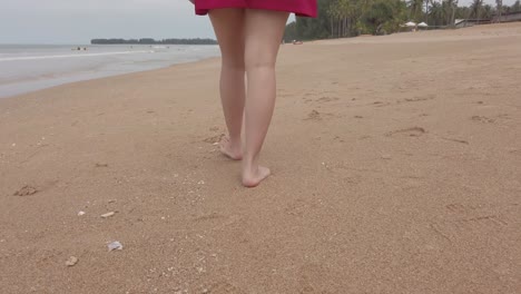 View-to-bare-foot-walking-on-the-beach-at-summer-vacation-holidays,-closeup-of-legs-and-feet-on-white-sand-beach-in-slowmotion