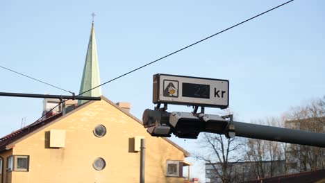 Stausteuer-In-Schweden---Bildschirm-Zur-Reduzierung-Von-Straßenstaus-Verkehr-In-Göteborg---Nahaufnahme-Des-Straßenmautschilds-Zur-Emissionsreduzierung-Zur-Reduzierung-Der-Umweltbelastung-Durch-Gas---Schild-Schließen-Tag