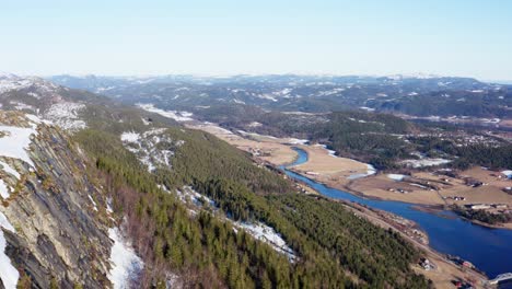 Panoramablick-Auf-Felsige-Waldberge-Mit-Fließendem-Fluss-In-Blaheia,-Lofoten-Inseln,-Norwegen