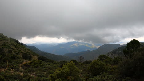 4K-Weitwinkelaufnahme-Einer-Wunderschönen-Berg--Und-Wolkenlandschaft-In-Spanien