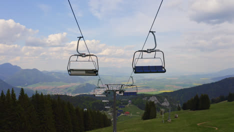 Malino-Brdo-Resort,-Ružomberok,-Liptov,-Slowakei---Leeres-Ski-sesselliftkabel-über-Saftig-Grüne-Hügel-Und-Wiesen-Im-Sommer