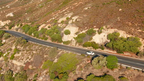 Conducción-De-Automóviles-En-Victoria-Road-En-Un-Día-Soleado-De-Verano-En-Ciudad-Del-Cabo,-Sudáfrica