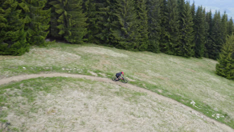 Ein-Junger-Biker,-Der-Auf-Einem-Geschwungenen-Weg-In-Grüner-Hügellandschaft-Im-Malino-Brdo-Resort,-Ruzomberok,-Liptov,-Slowakei-Fährt