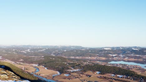 Vista-Aérea-Del-Cielo-Azul-Claro-Y-El-Hermoso-Paisaje-Verde-De-Blaheia-En-Noruega