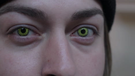 Ein-Mann-öffnet-Seine-Augen,-Um-Gruselige,-Gruselige-Grüne-Augen-Zu-Enthüllen,-Die-Starren