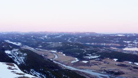 Vista-Panorámica-Desde-El-Pico-De-La-Montaña-De-Blaheia-En-Noruega-En-Invierno