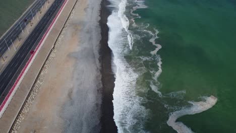 Imágenes-De-Drone-4k-De-Una-Playa-Rocosa-En-Lima,-Perú