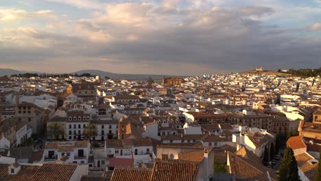 Unglaubliches-Sonnenuntergangspanorama-über-Einer-Typisch-Spanischen-Stadt-Mit-Dichten-Häusern