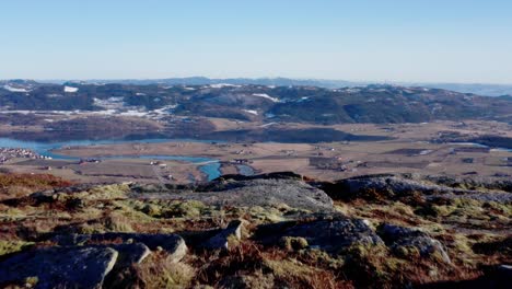 Vista-Superior-De-La-Montaña-Y-Lago-Azul-En-Blaheia,-Nordland-Noruega--Antena