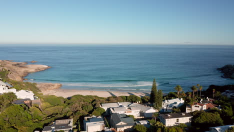 Picturesque-View-Of-Llandudno-Beach-With-Waterfront-Villas-In-Cape-Town,-South-Africa