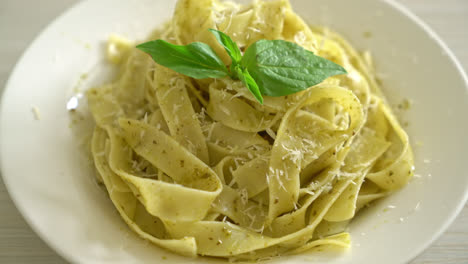 Pesto-Fettuccine-Nudeln-Mit-Parmesan-Käse-An-Der-Spitze---Italienischer-Essensstil