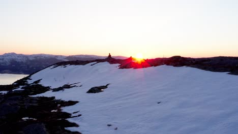 Scenic-Sun-At-Sunrise-Shining-Over-The-Summit-Of-Snowy-Mountain-At-Winter-In-Blaheia,-Norway