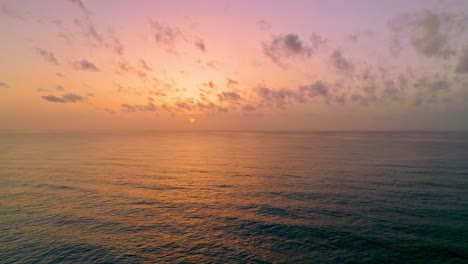 Mittelmeerschleife-Mit-Wolken-Und-Sonne-Im-Hintergrund