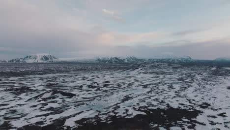 Paisaje-Sombrío-Y-árido-De-Islandia-Durante-Los-Inviernos-Nevados,-Antena