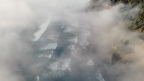Eine-Drohnenaufnahme-Von-Wellen,-Die-Im-Nebel-Und-Küstenregenwald-An-Der-Küste-Von-Oregon-Vorbeibrechen,-Launischer-Und-Entspannender-Ozean
