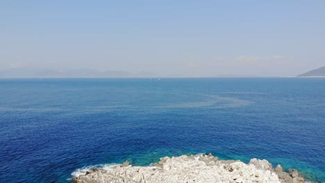 Luftaufnahme-Des-Türkisfarbenen-Ozeans-Am-Strand-Von-Paralia-Emplisi-In-Griechenland---Drohnenaufnahme