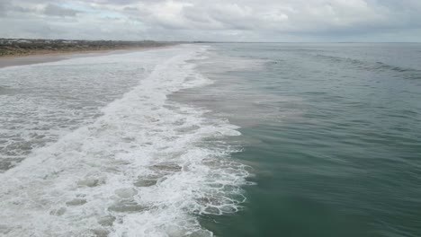 Eine-Aufnahme-Aus-Der-Vogelperspektive-Des-Offenen-Wassers-Mit-Großen-Wellen-Und-Meeresschaum