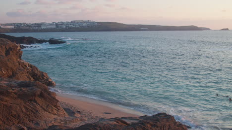 Idyllic-Seascape-At-Little-Fistral-Beach-During-Sunset-In-Newquay,-England---static-shot