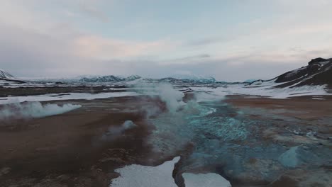 Hermoso-Cielo-De-Puesta-De-Sol-Sobre-Las-Aguas-Termales-Geotérmicas-De-Namafjall-En-Islandia,-Antena
