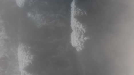 Eine-Spiralförmige-Drohnenaufnahme-Von-Wellen,-Die-Im-Nebel-An-Der-Küste-Von-Oregon-Vorbeibrechen,-Ein-Launischer-Und-Entspannender-Ozean