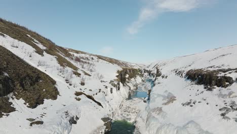 Paisaje-Nevado-Del-Cañón-Y-El-Río-Studlagil-En-Islandia,-Antena