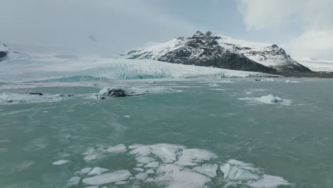 Lago-Congelado-Con-Un-Hermoso-Paisaje-Invernal-De-Islandia,-Antena