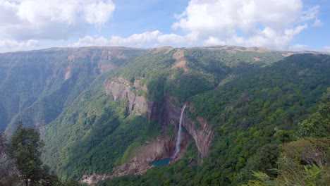 Cascada-Aislada-Que-Cae-Desde-La-Cima-De-La-Montaña-Enclavada-En-Bosques-Verdes-Desde-El-ángulo-Superior-Video-Tomado-En-Las-Cascadas-Nohkalikai-Cherapunji-Meghalaya-India