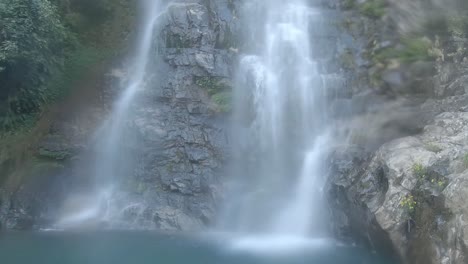 Cascada-De-Agua-Que-Fluye-Desde-La-Montaña-En-El-Bosque-Desde-Un-Video-De-ángulo-Plano-Tomado-En-La-Cascada-Thangsingh-Shillong-Meghalaya-India
