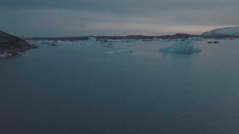 Hermoso-Paisaje-De-Icebergs-Flotantes-Y-Glaciares-Helados-En-Aguas-Islandesas