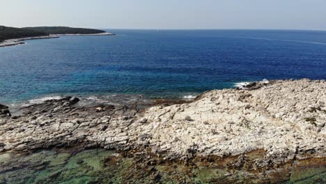 Türkisfarbenes-Wasser-Und-Felsige-Küste-Von-Paralia-Emplisi-Beach-In-Griechenland---Luftdrohnenaufnahme