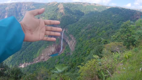 Isolierter-Wasserfall,-Der-Von-Der-Bergspitze-Fällt,-Eingebettet-In-Grüne-Wälder,-Aus-Dem-Oberen-Winkelvideo,-Aufgenommen-An-Den-Nohkalikai-wasserfällen,-Cherrapunji-Meghalaya,-Indien