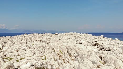 Weiße-Steinige-Landschaft-Am-Ufer-Des-Emplisi-Beach-In-Kefalonia,-Ionische-Inseln,-Griechenland