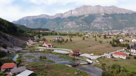 Valle-De-Gusinje-Y-Manantiales-De-Ali-Pasha-Cerca-Del-Parque-Nacional-De-Prokletije,-Montenegro---Avance-Aéreo
