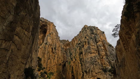 4k-Shot-of-big-mountain-cliffs-on-a-cloudy-day-at-El-Caminito-del-Rey-in-Gorge-Chorro,-Malaga-province,-Spain