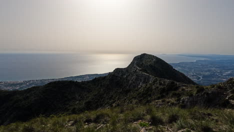 4k-Hermosa-Vista-Del-Pico-De-La-Montaña-Y-El-Mirador-De-La-Concha,-Marbella,-España-En-Un-Día-Claro-Y-Soleado