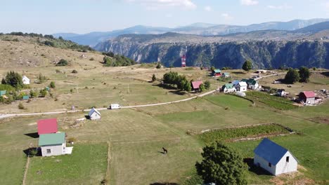 Pueblo-De-Montaña-De-Nedajno-Y-Cañón-Vidikovac-En-El-Parque-Nacional-De-Durmitor,-Montenegro---Antena