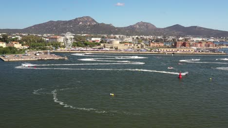 Übersicht-Rückwärtsflug-Aus-Der-Luft-Auf-Dem-Wasser-Der-Jetski-Weltcup-Rennen-In-Sardinien