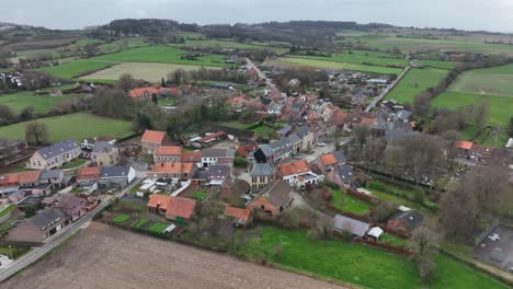 Der-Absteigende-Drohnenflug-Zeigt-Das-Gesamte-Dorf-Westouter-Im-Flämischen-Westflandern-In-Belgien