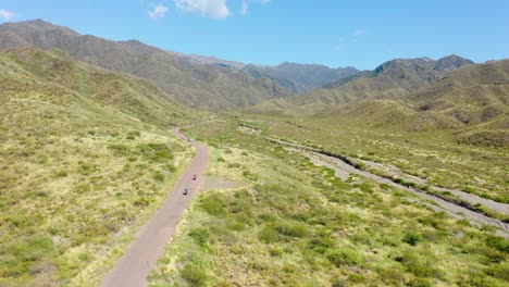Automóvil-Y-Dos-Motocicletas-Recorriendo-Un-Camino-Solitario-En-Las-Montañas-Secas-De-Mendoza