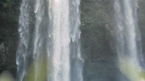 Wasserfall,-Der-Von-Einer-Hohen-Felswand-In-Den-Fluss-Im-Maya-Wald,-Mexiko,-Stürzt